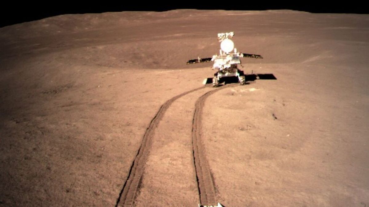 El rover chino encuentra terreno pegajoso en la cara oculta de la Luna: ¿De qué está formado?