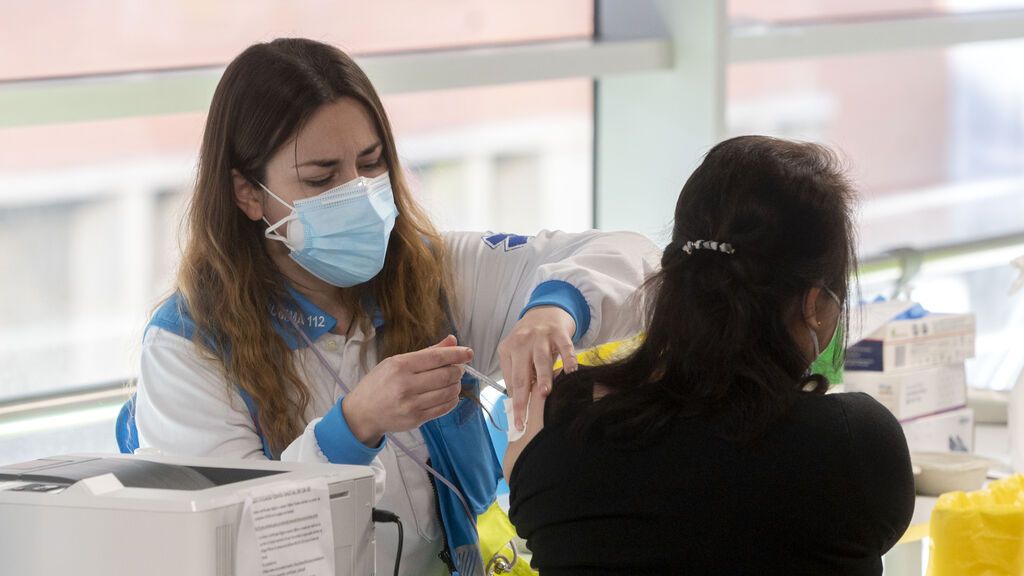 España notifica 114.877 nuevos casos de coronavirus: la incidencia baja a 3.267, pero las muertes aumentan, con 382 más