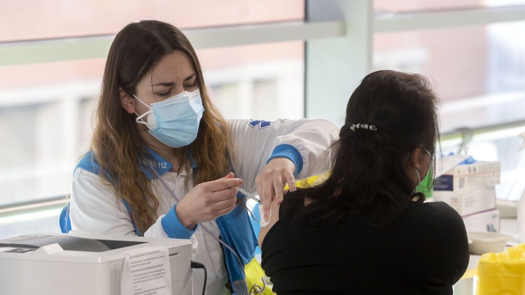 Desciende la incidencia de coronavirus en España a 3.267 casos: hay 114.877 nuevos positivos y 382 muertes más