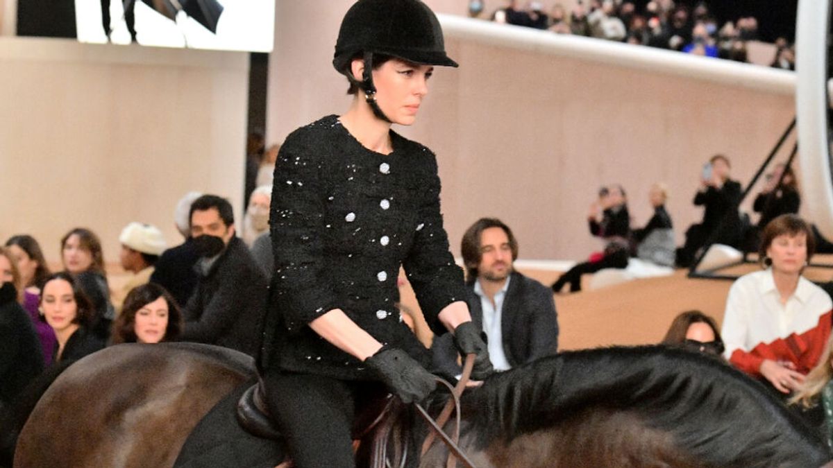 Carlota Casiraghi inaugura el desfile de Alta Costura de Chanel a lomos de un caballo