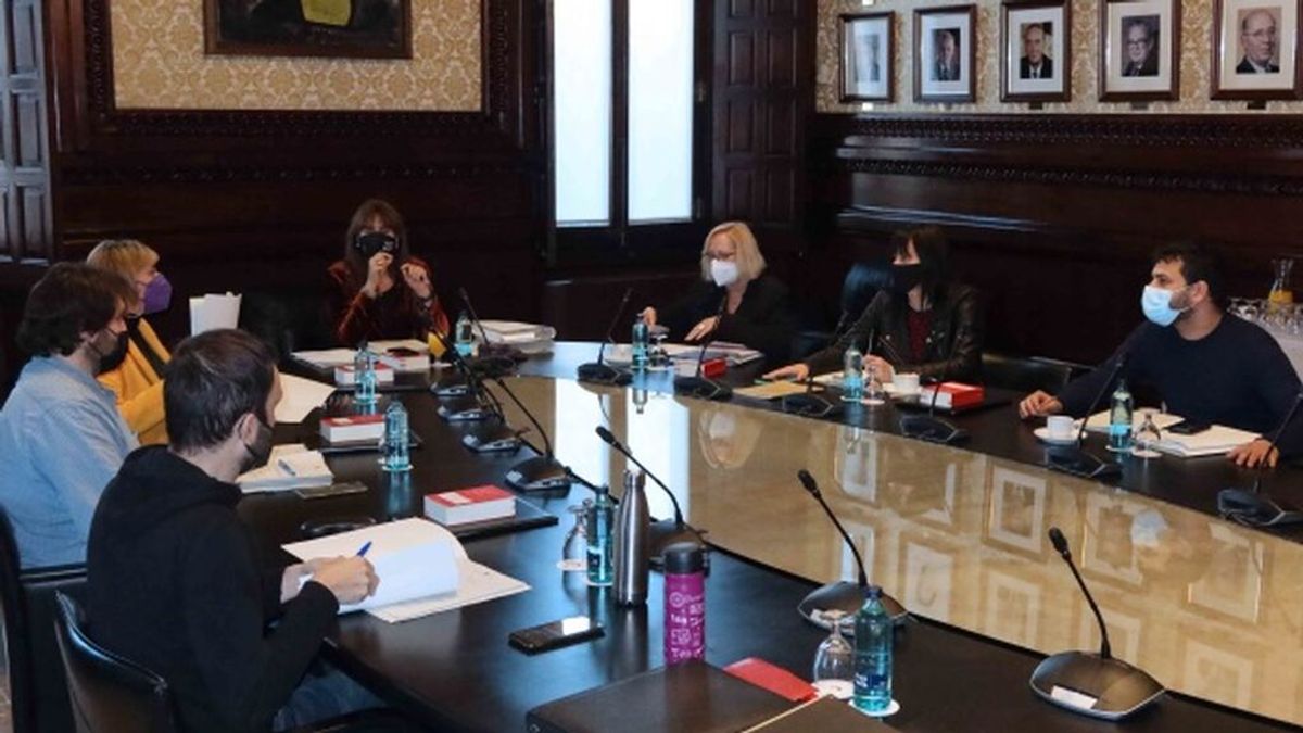 La Mesa del Parlament inicia el trámite para suprimir los sueldos a funcionarios que ya no trabajan La Mesa del Parlament inicia el trámite para suprimir los sueldos a funcionarios que ya no trabajan