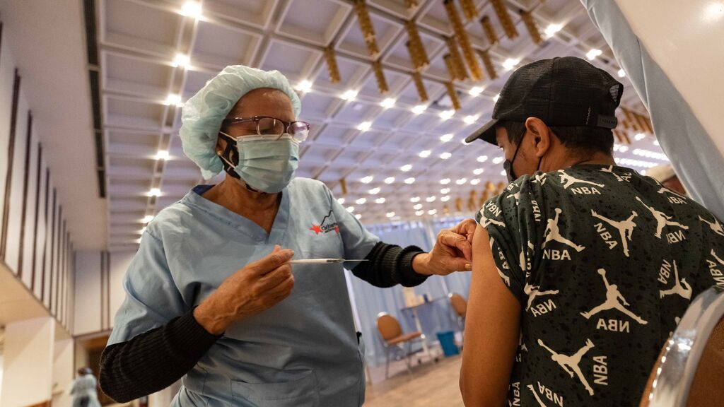 Sanidad aconseja ahora retrasar a 5 meses la tercera dosis a los infectados