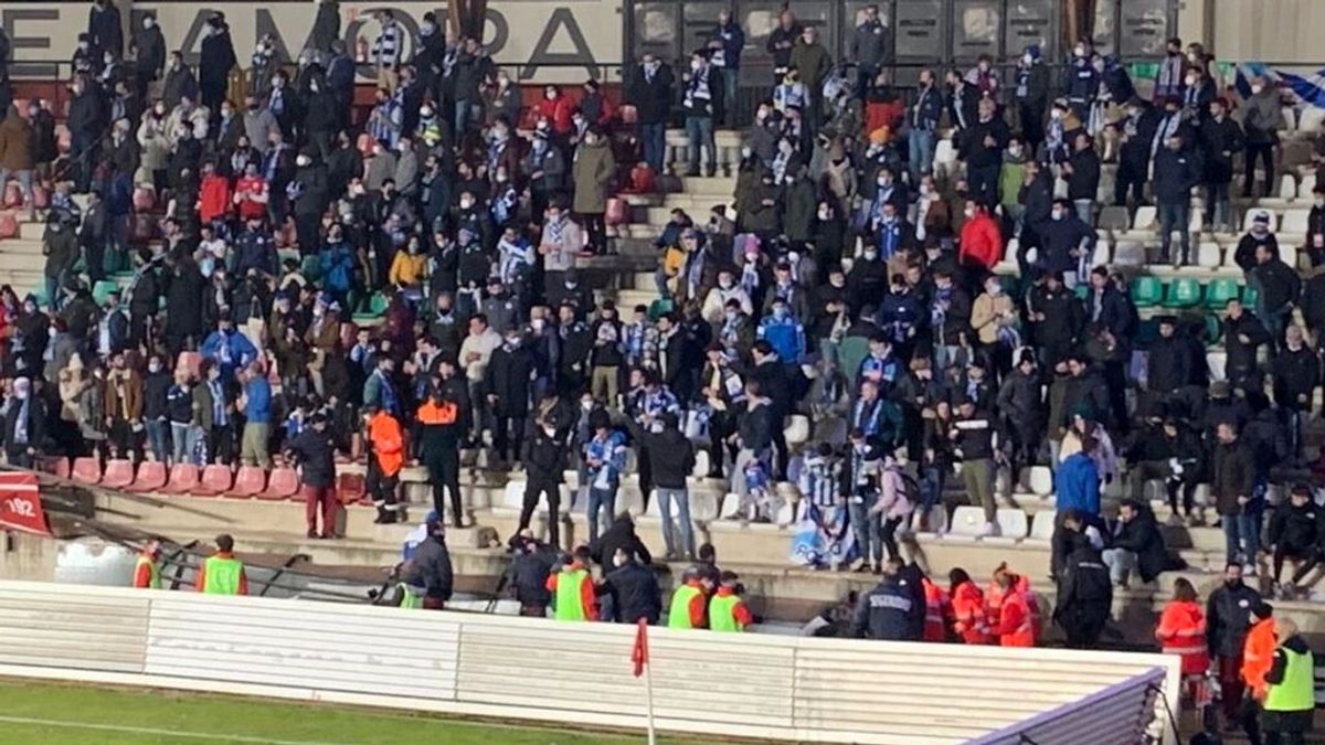 Varios seguidores del Deportivo resultan heridos tras ceder una valla en el estadio del Zamora