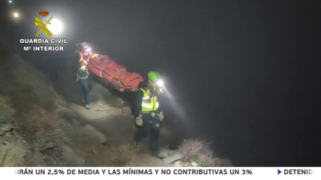 La Guardia Civil rescata a una mujer que cayó de 40 metros en Sierra Nevada tras ser embestida por una vaca