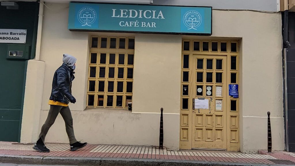 El cartel colgado en la puerta del Ledicia Café.