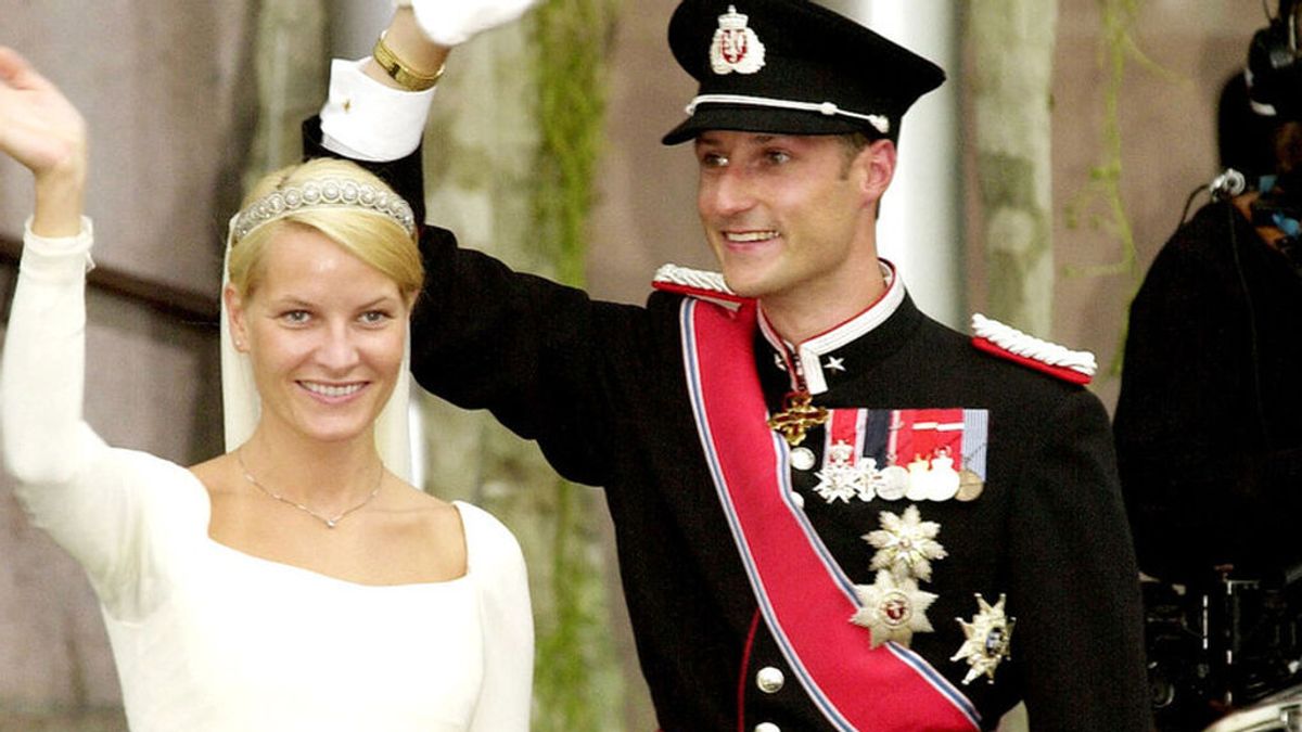 Así fue la boda entre Haakon de Noruega y Mette-Marit: un noviazgo controvertido, un enlace de cuento y un polémico contrato prematrimonial.