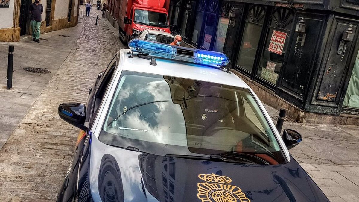 Roba 10 euros a una mujer, sale corriendo y en la huida choca con un hombre que muere por la caída Roba 10 euros a una mujer, sale corriendo y en la huida choca con un hombre que muere por la caída