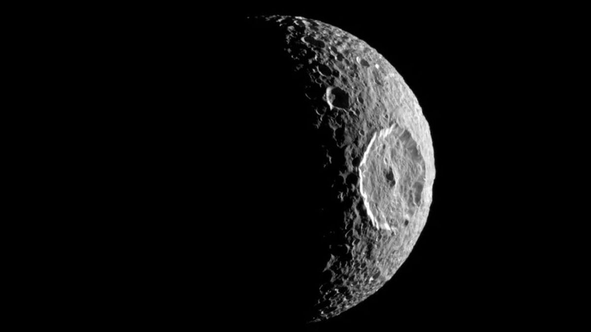 Mimas, la luna 'Estrella de la Muerte' de Saturno, podría tener un océano subterráneo secreto