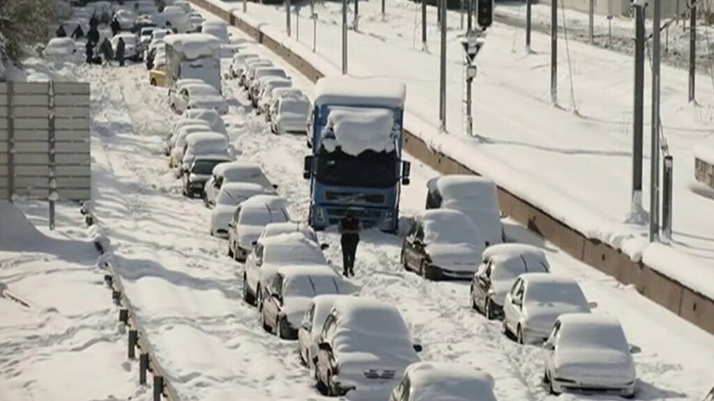 Grecia y Turquía viven su propia Filomena: coches enterrados por la nieve y ciudades paralizadas
