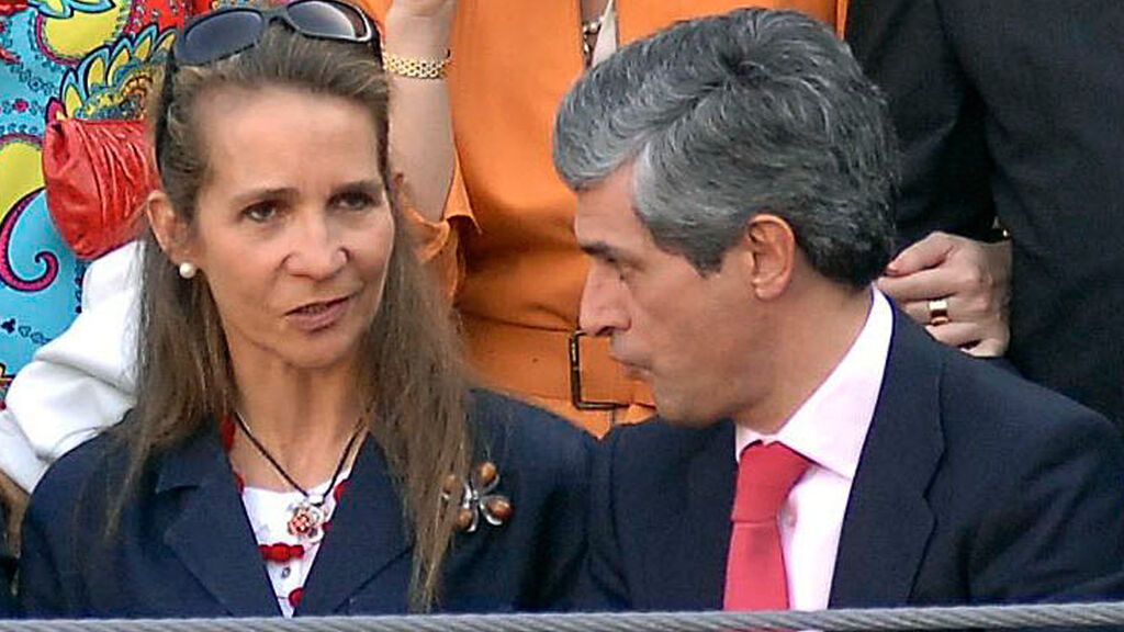 La infanta Elena con Adolfo Suárez Illana, en los toros