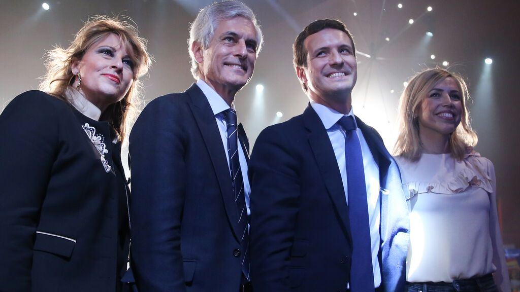 Adolfo Suárez y Pablo Casado, con sus respectivas esposas, en el inicio de la campaña electoral del PP (2019)