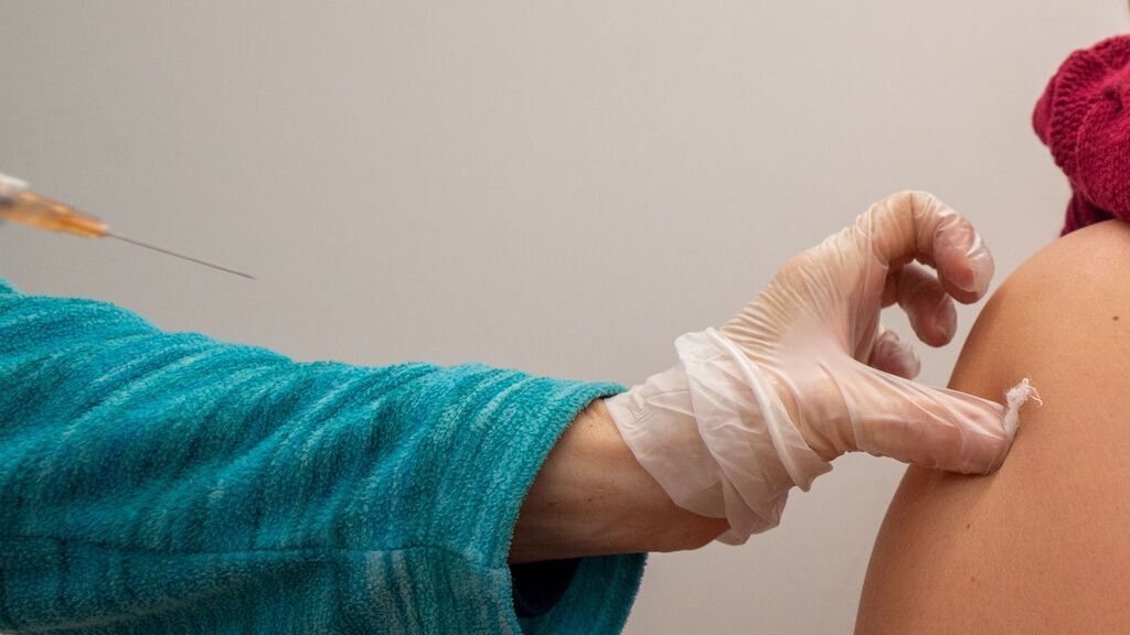 Sanidad incluye la parestesia como efecto secundario de la vacuna de Moderna