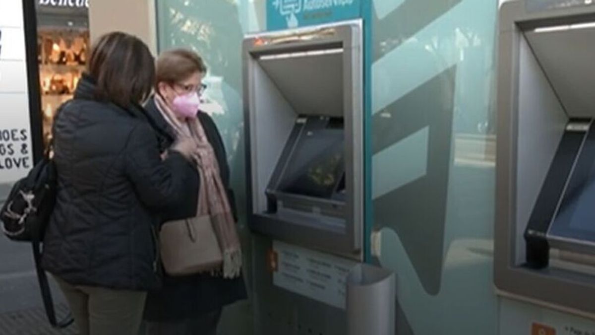 Valencia forma a los mayores en gestión bancaria tras la denuncia de exclusión financiera de un jubilado Valencia forma a los mayores en gestión bancaria tras la denuncia de exclusión financiera de un jubilado