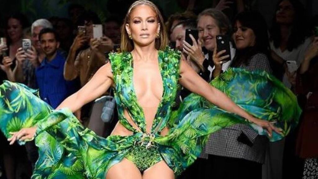 Todo lo que debes saber sobre el vestido verde de Jennifer López de Versace: ¿por qué se convirtió en un icono de moda?