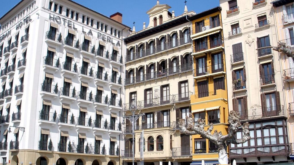 Pamplona_-_Plaza_del_Castillo,_Hotel_La_Perla_1