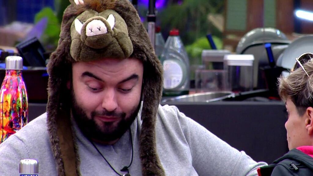 Álvaro le cuenta a Brenda que Carmen le gusta