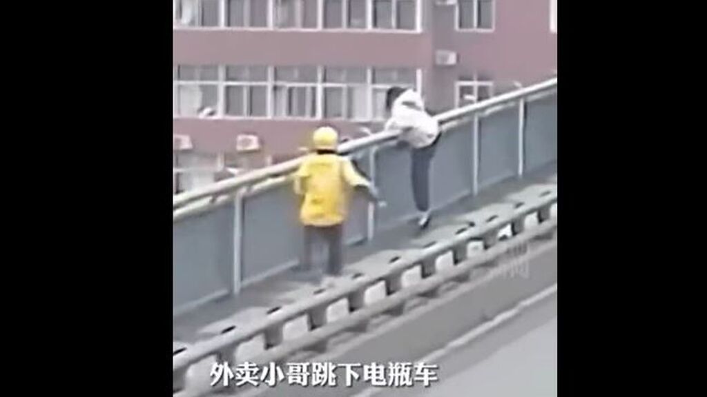 Salvada cuando intentaba saltar desde un puente para quitarse la vida