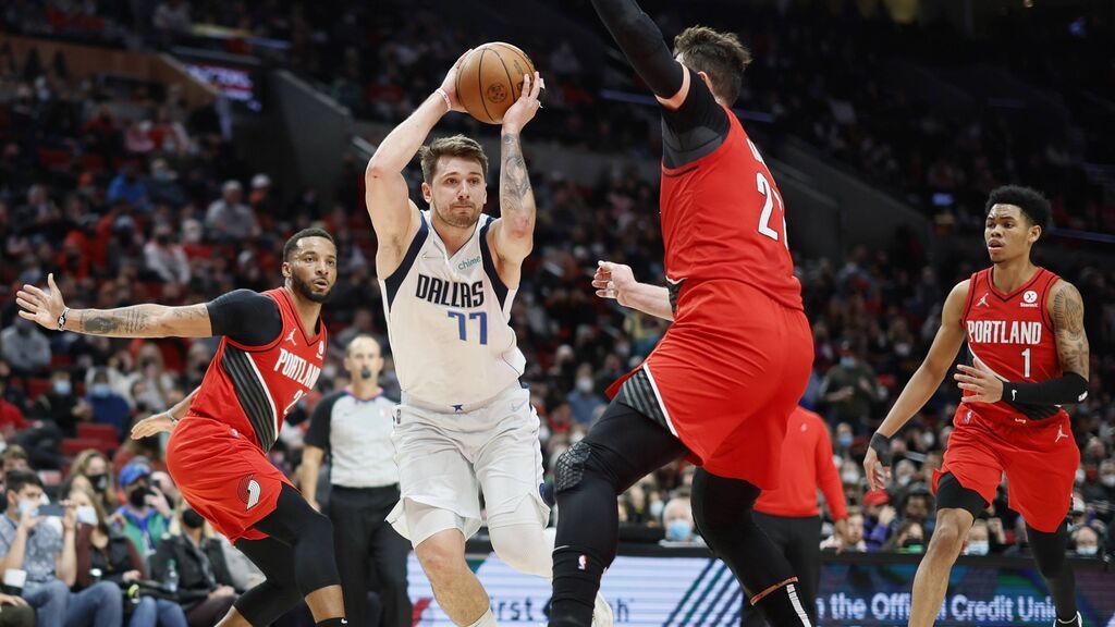 Así fue el magistral pase de Luka Doncic por la espalda.