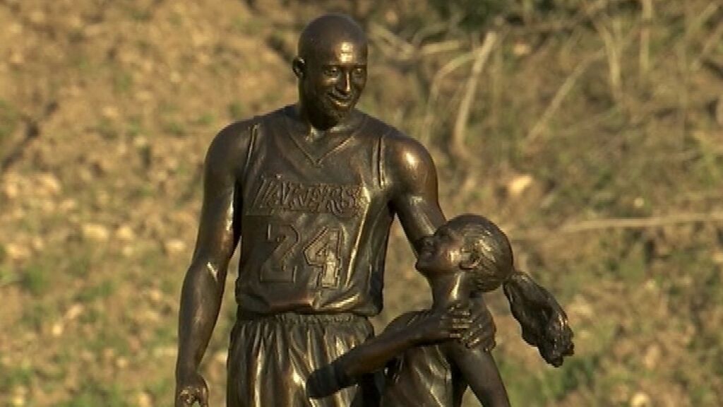 Colocan una escultura de Kobe Bryant y su hija Gianna en el lugar del accidente