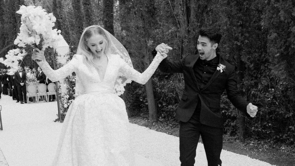 Todo sobre los dos vestidos de novia de Sophie Turner en su boda en la Provenza francesa: diseñados por Louis Vuitton y mezclando lo clásico con lo más moderno.