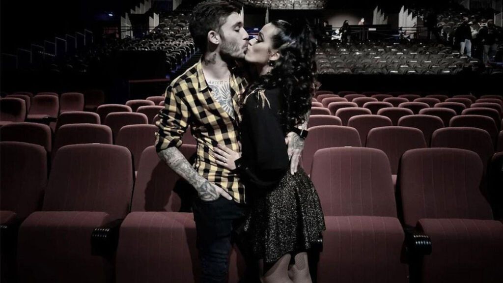 El apasionado beso en el teatro de Víctor Elías y Chanel Terrero, de hace justo un año