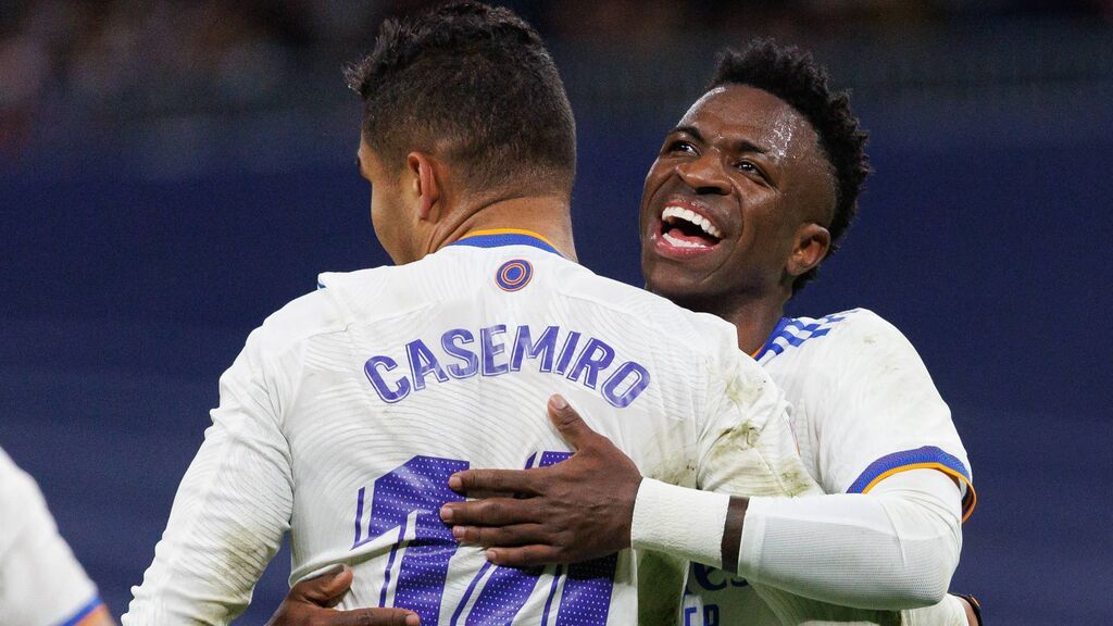 Casmiero y Vinicius celebran un gol con el Real Madrid.