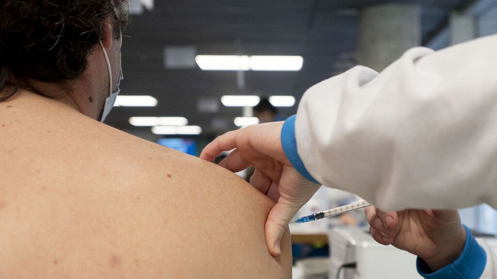 Madrid comienza a enviar 330.000 SMS para promover la tercera dosis de vacuna
