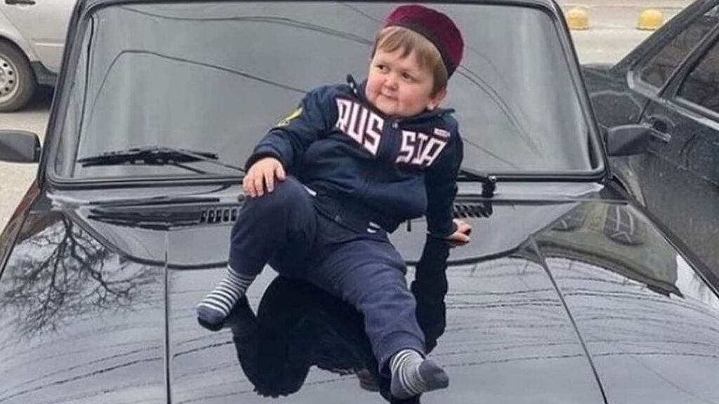 Tiene 19 años pero parece una persona de 5. Es Hasbullah Magomedov, el joven viral de internet con apariencia de niño