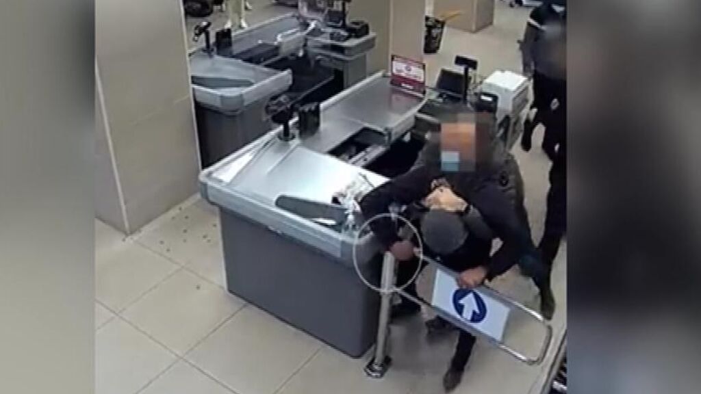 Un mosso fuera de servicio reduce a un hombre que atracaba un supermercado en Mataró
