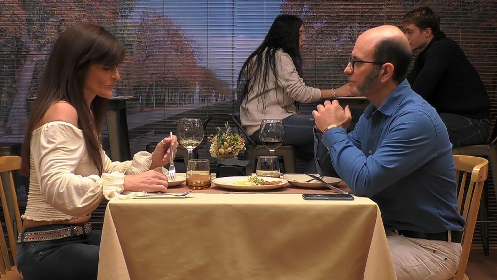 John le pide a Mónica que deje de hablar para poder comer: "Luego seguimos conociéndonos"