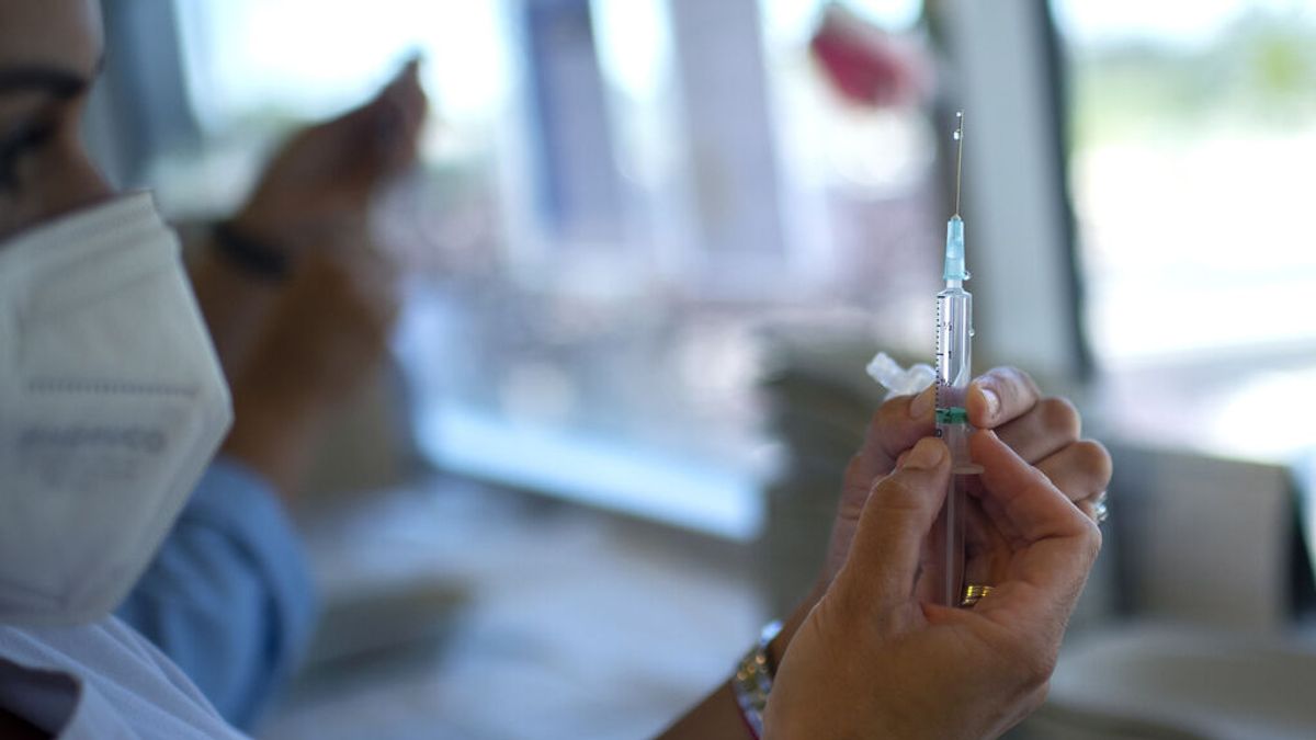 ¿Cuándo aparecen los efectos secundarios de las vacunas contra el covid? Incluida la dosis de refuerzo