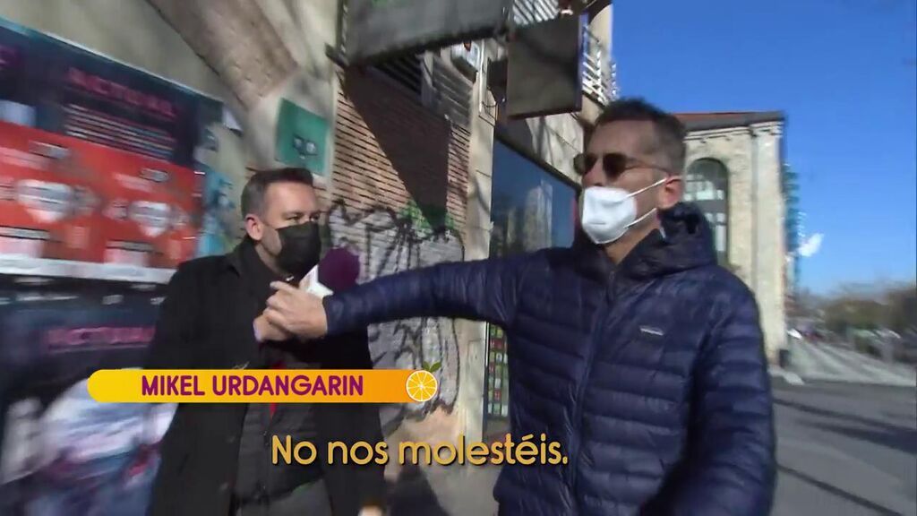 El hermano de Iñaki Urdangarin agarra el micrófono de Kike Calleja en 'Sálvame': "No nos molestéis"