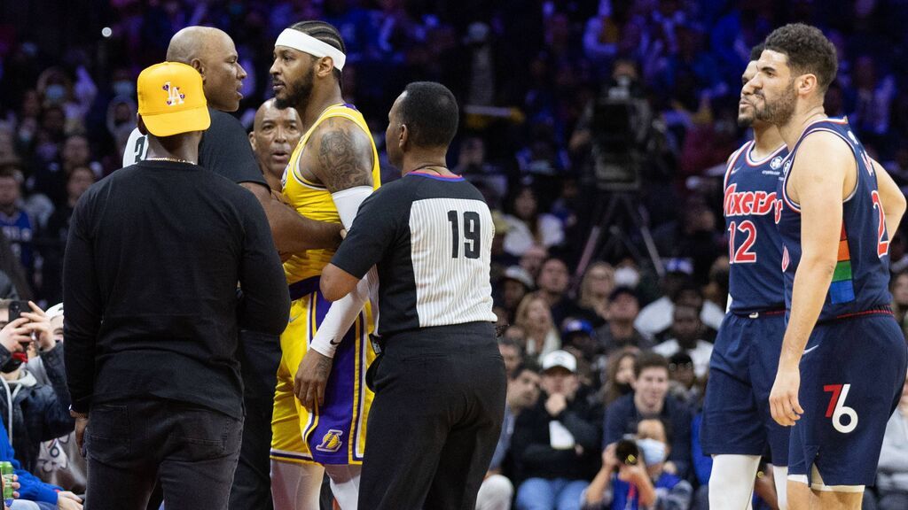 Carmelo Anthony se encaró con dos aficionados en pleno partido en Philadelphia.