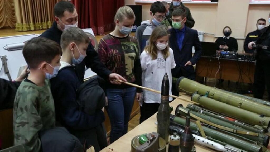 El ejército de Ucrania da charlas en colegios sobre explosivos, bombas y granadas