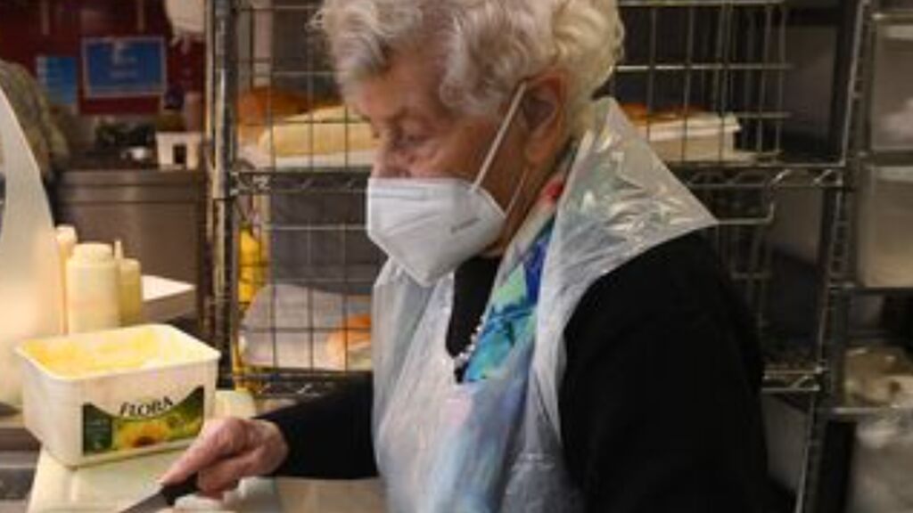Beryl, la voluntaria de 100 años en un hospital en Reino Unido en pleno covid