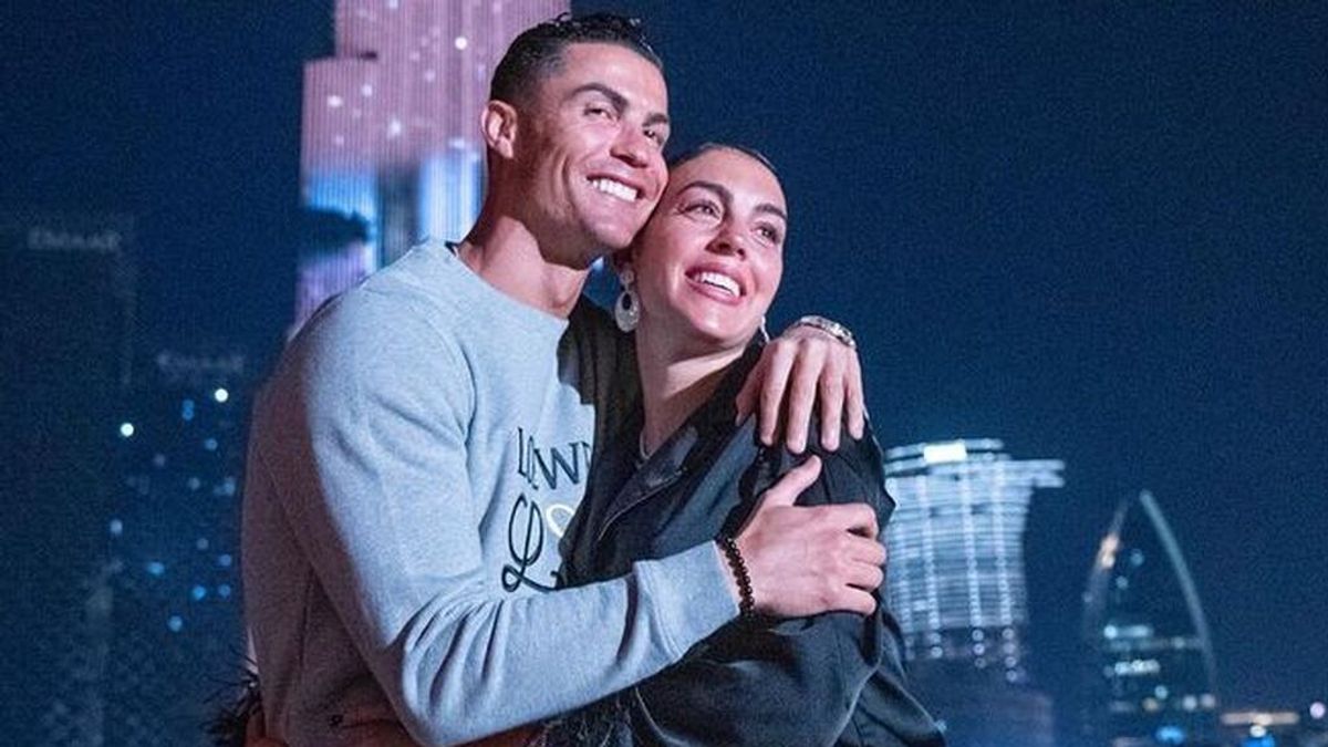 Cristiano Ronaldo sorprende a Georgina poniendo su cara en los edificios de Dubai: "No me salen las palabras"