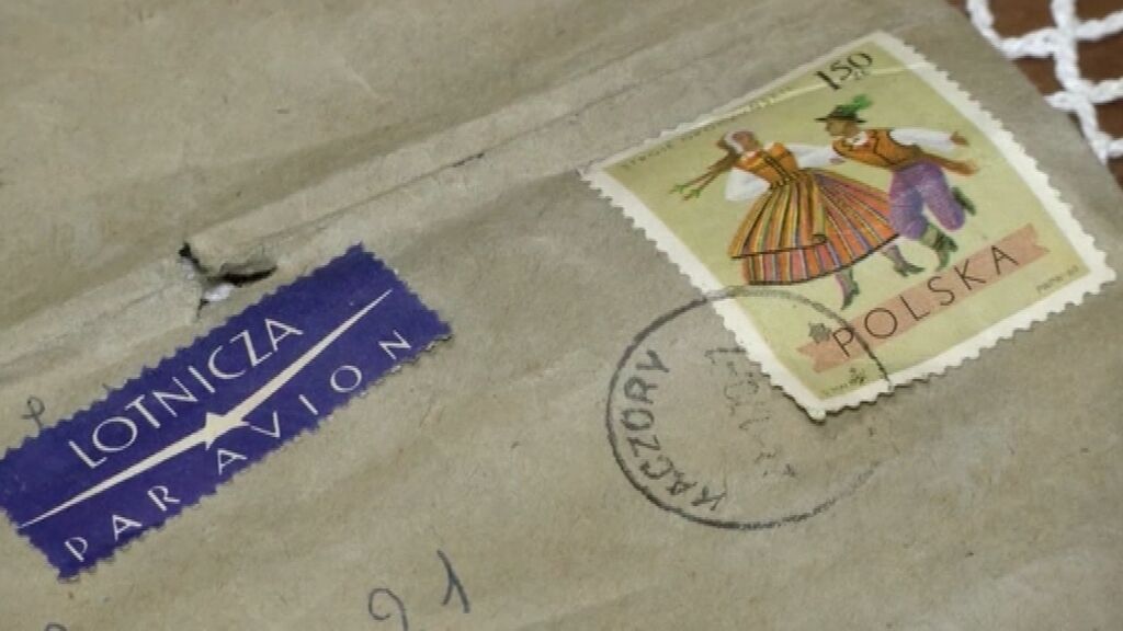 Entregan las cartas de una niña de Lituania 51 años después cuando el destinatario ni se acordaba de ella