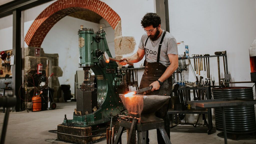 Telmo Cao, moldeando el hierro caliente en su taller.