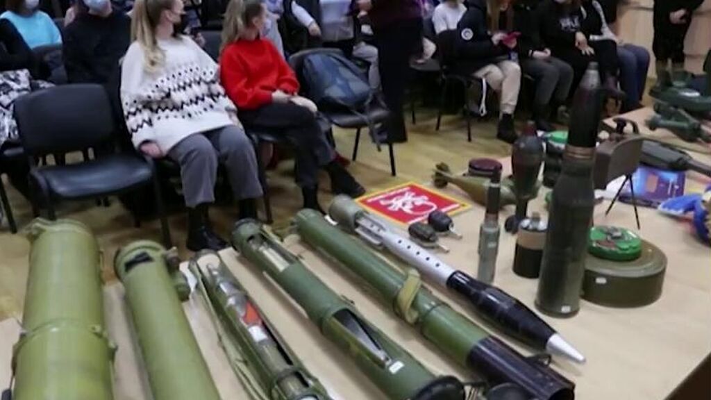 Los niños de los colegios de Kiev aprenden educación militar y se preparan para un posible ataque inminente