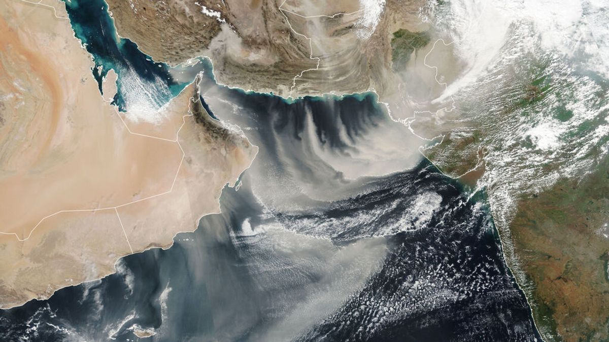 Una inmensa tormenta de polvo engulle el Medio Oriente y desploma la calidad del aire