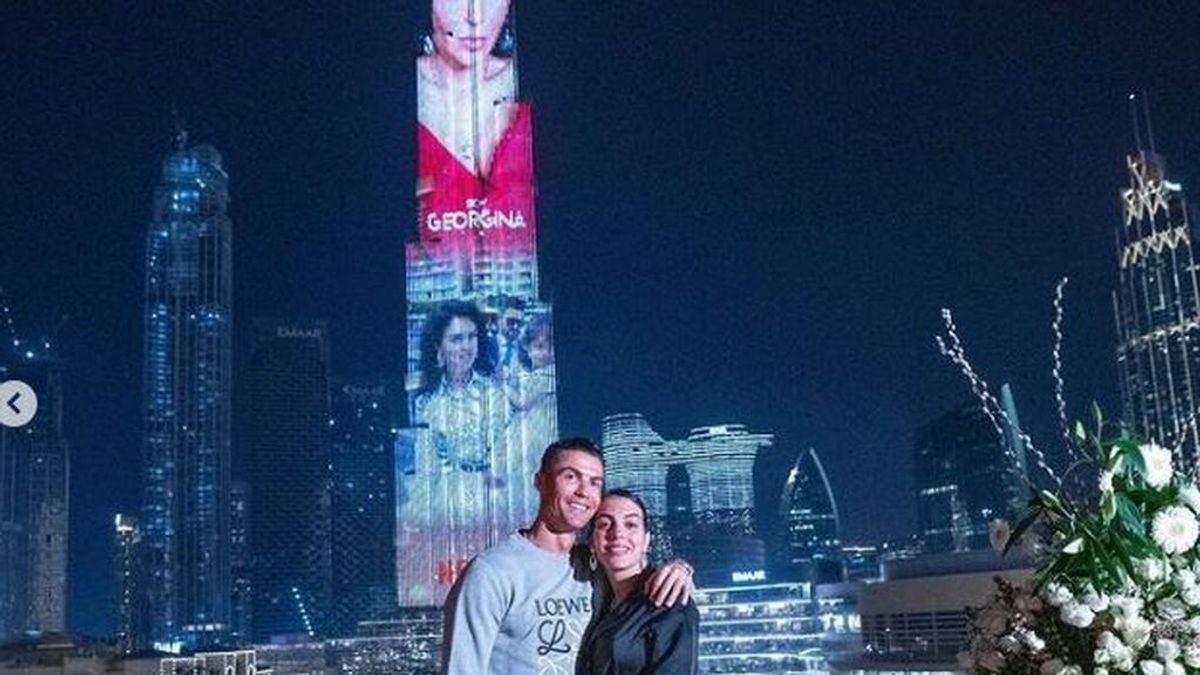 Cristiano Ronaldo ilumina la torre más alta del mundo por el 28 cumpleaños de Gerogina Cristiano Ronaldo ilumina la torre más alta del mundo por el 28 cumpleaños de Gerogina
