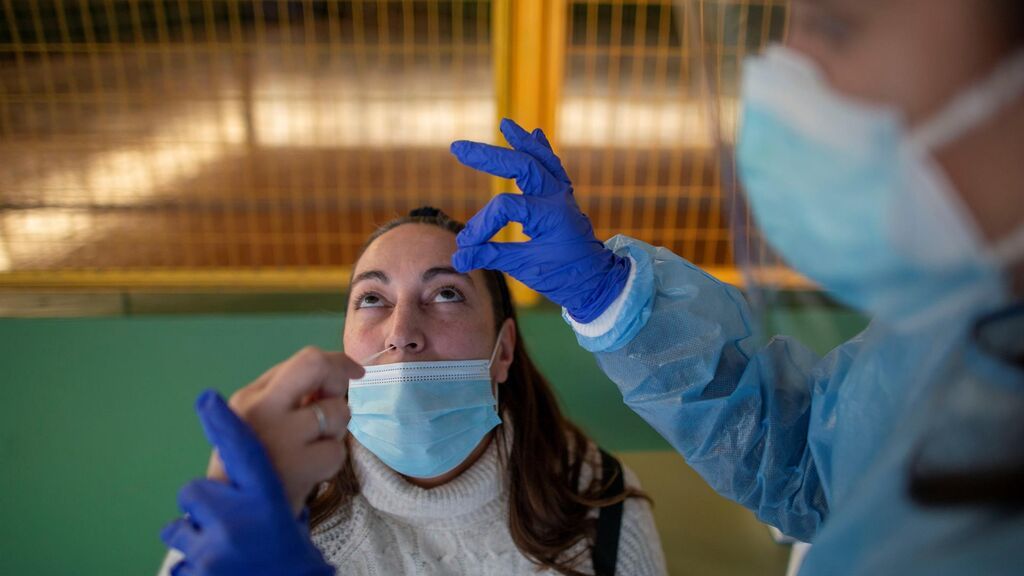 La incidencia continúa su descenso y cae hasta 3.078: Sanidad notifica 118.922 nuevos casos y 199 muertes más