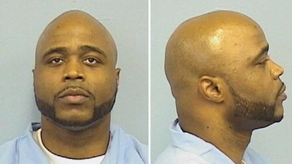 En libertad tras pasar 20 años en prisión por asesinato después de que su hermano gemelo confiesara el crimen