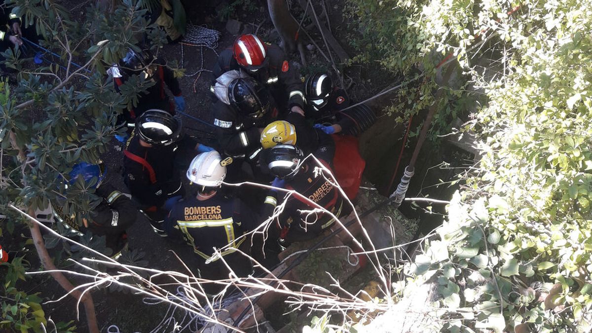 Un hombre de 63 años se cae en un pozo de 25 metros en Barcelona y solo sufre contusiones