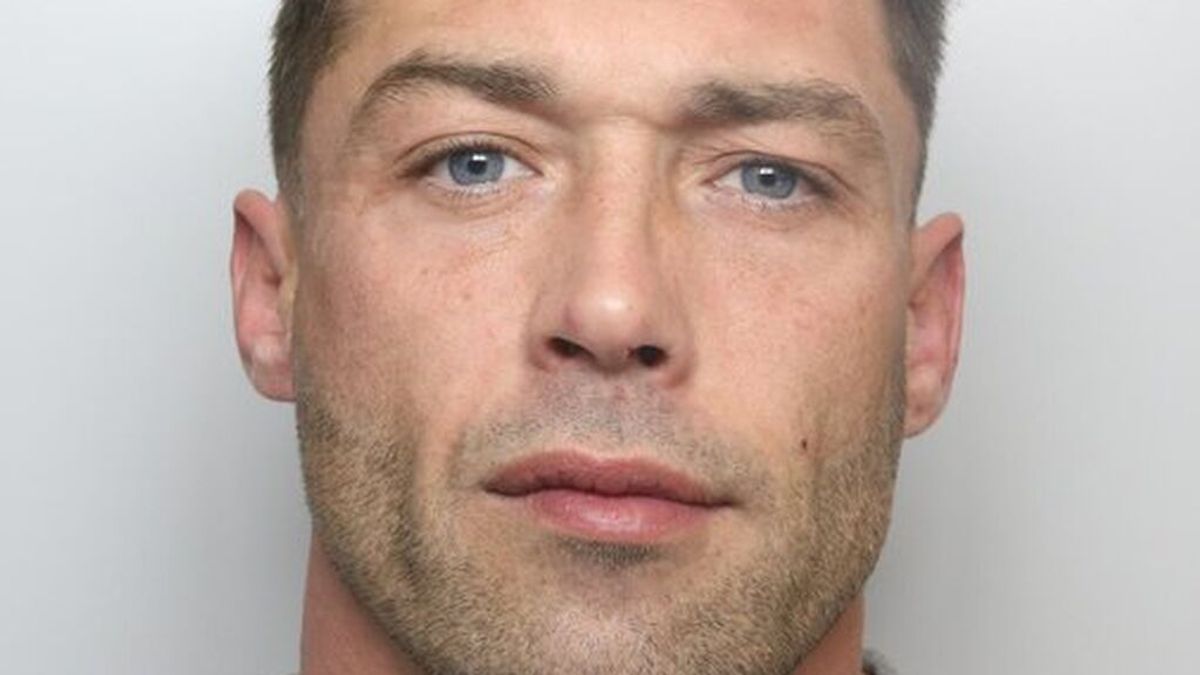 Un ladrón buscado por la Policía se ha hecho viral por guapo: "puede esconderse debajo de mi cama"