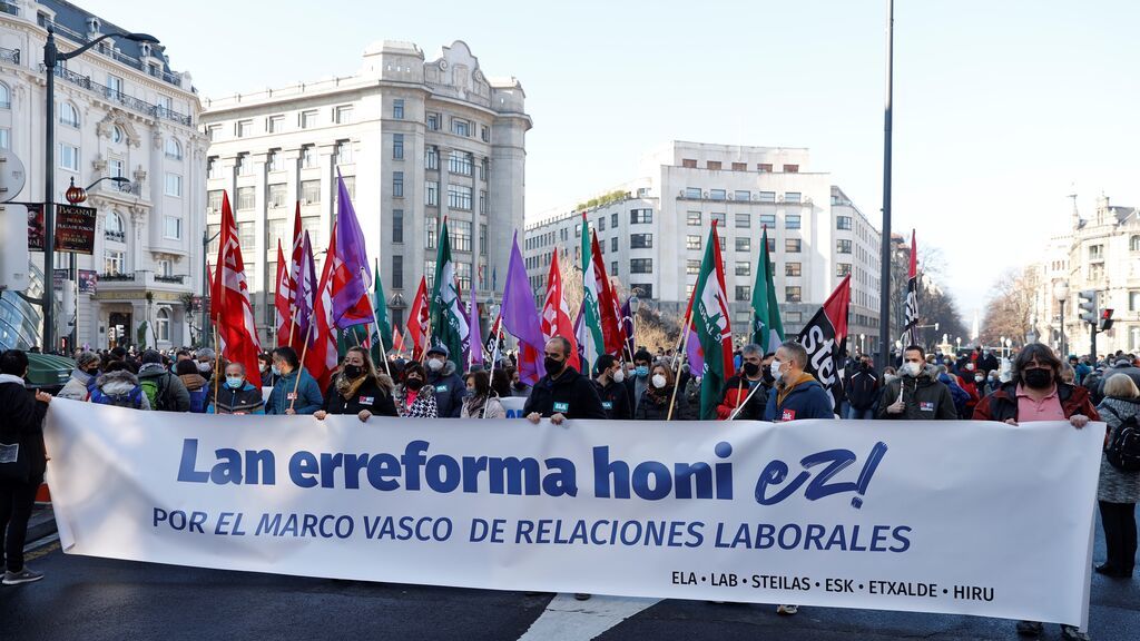 Miles de personas se manifiestan en Barcelona y País Vasco contra la reforma laboral