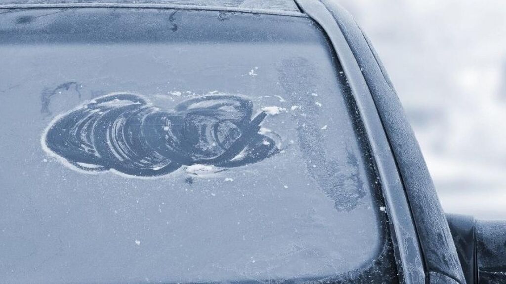 En los días de más frío será normal que la luna del coche se congele.