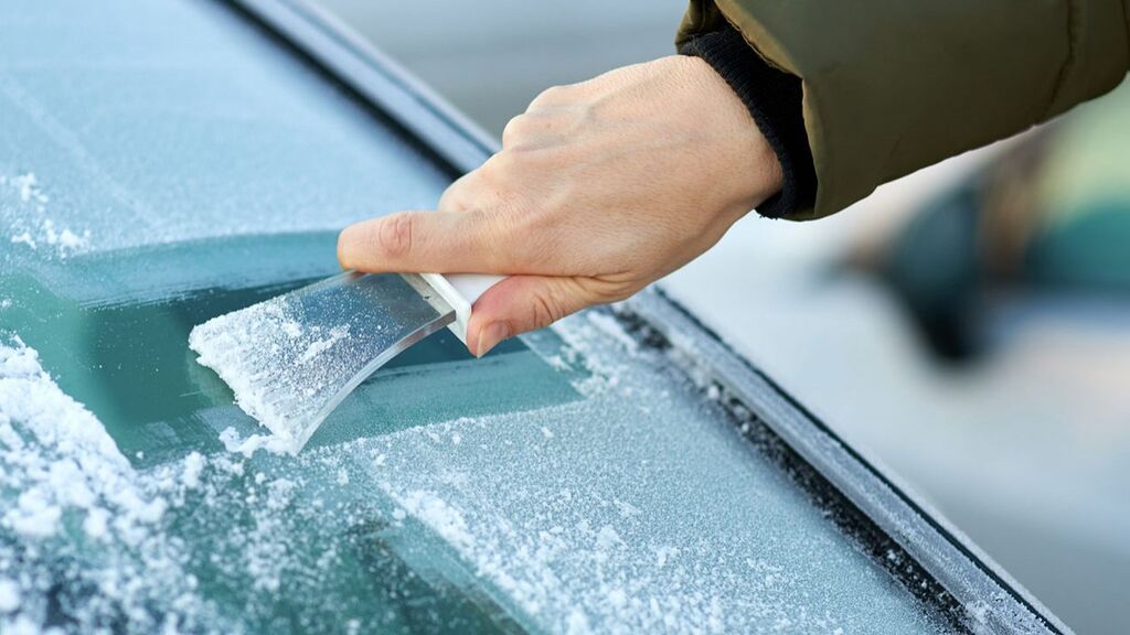 Estos son los mejores trucos para quitar el hielo del cristal de tu coche: echar sal o accionar los limpiaparabrisas podrán romper la luna.