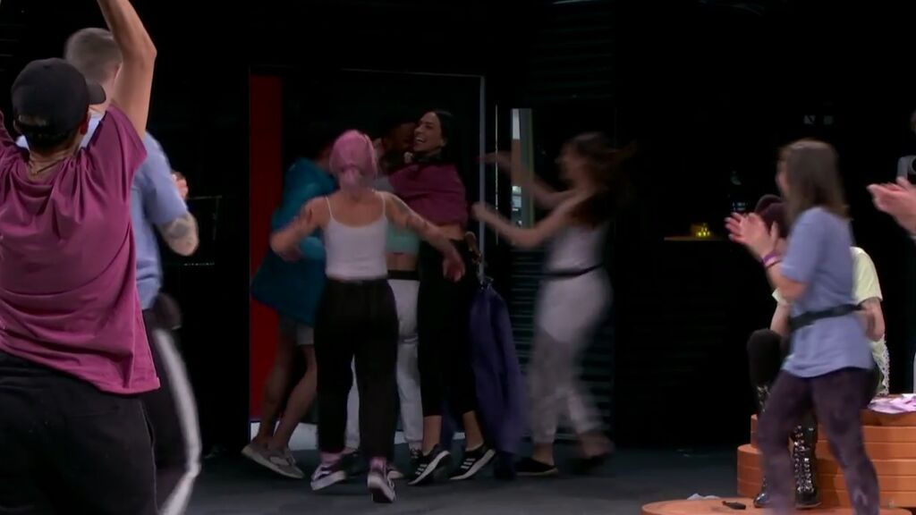 Todos abrazan a Kenny