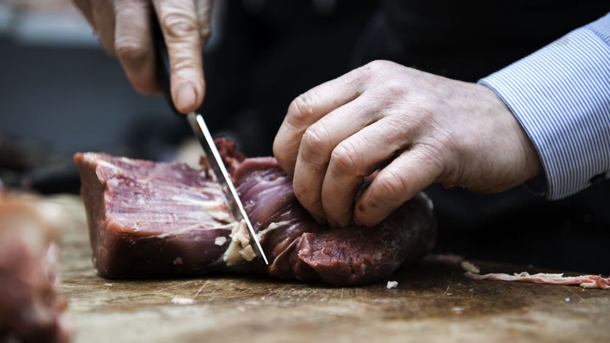 El extraño y desaconsejable experimento de un usuario en las redes sociales: "Comer carne cruda todos los días"